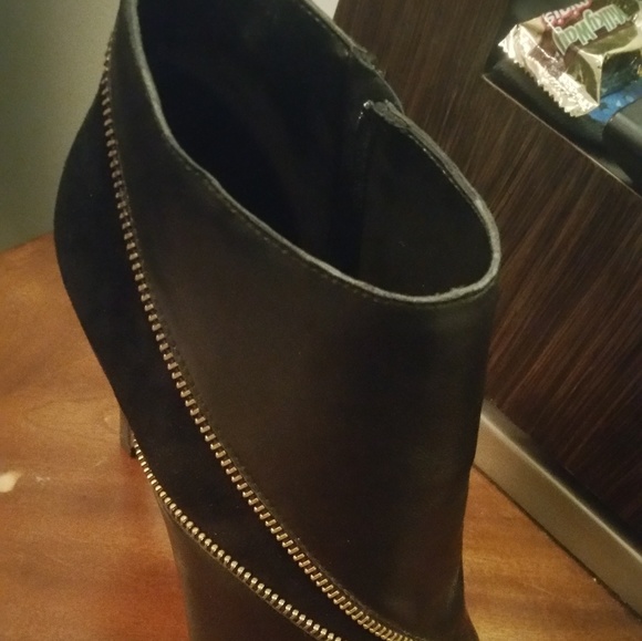 Schultz brand ankle heeled boots with gold zipper - Picture 4 of 4